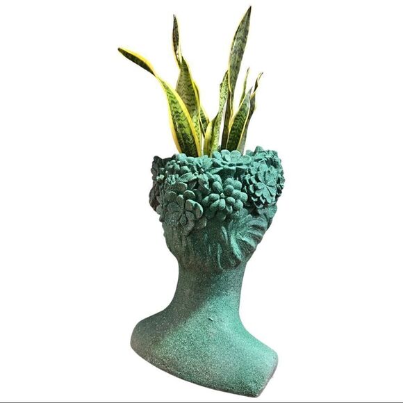 19" LADY WITH DAISIES PLANTER - Poly resin material in Green. - Picture 8 of 14